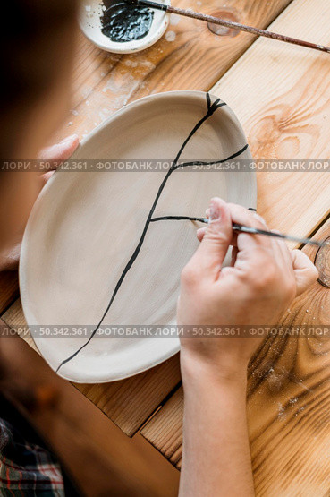 woman doing pottery masterpiece. Стоковое фото, агентство Ingram Publishing / Фотобанк Лори
