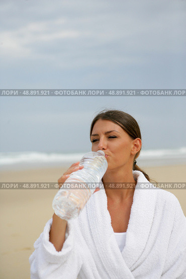 Woman drinking a bottle of water. Стоковое фото, агентство Ingram Publishing / Фотобанк Лори
