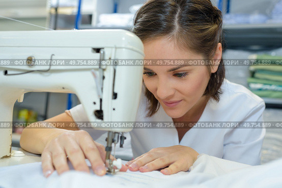woman during reparation of minor cuts. Стоковое фото, агентство Ingram Publishing / Фотобанк Лори