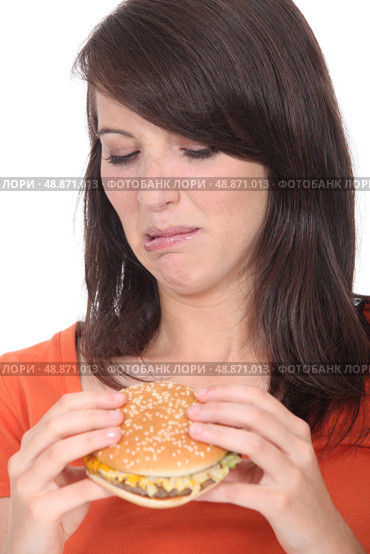 Woman eating a hamburger. Стоковое фото, агентство Ingram Publishing / Фотобанк Лори