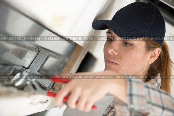 woman fixing kitchen. Стоковое фото, агентство Ingram Publishing / Фотобанк Лори