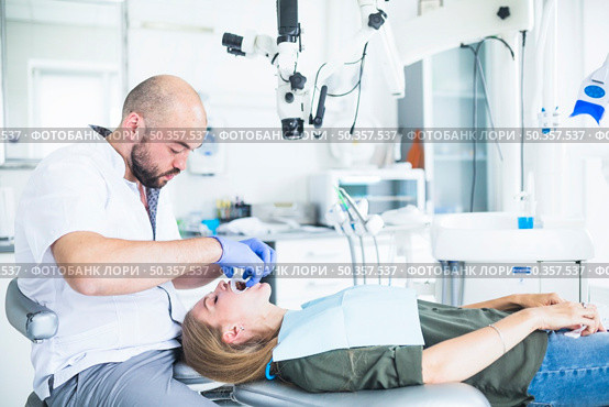 woman going through dental treatment with expander. Стоковое фото, агентство Ingram Publishing / Фотобанк Лори