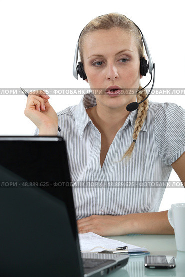 Woman having a hands-free telephone conversation. Стоковое фото, агентство Ingram Publishing / Фотобанк Лори