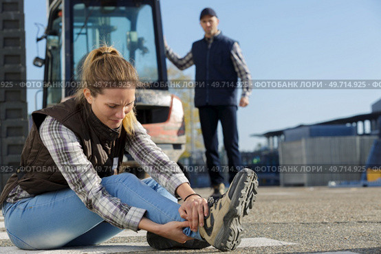 woman having a sprain at work. Стоковое фото, агентство Ingram Publishing / Фотобанк Лори