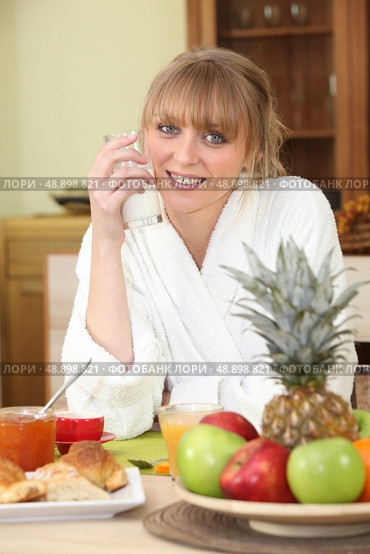 Woman having breakfast in the kitchen. Стоковое фото, агентство Ingram Publishing / Фотобанк Лори