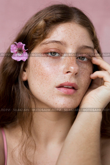 woman having flower her hair. Стоковое фото, агентство Ingram Publishing / Фотобанк Лори