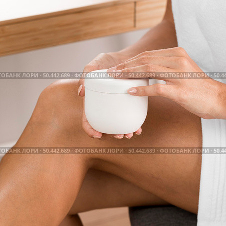 woman having relaxing day cream. Стоковое фото, агентство Ingram Publishing / Фотобанк Лори