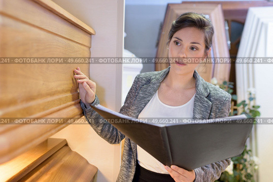 woman having to chose a coffin in a store. Стоковое фото, агентство Ingram Publishing / Фотобанк Лори