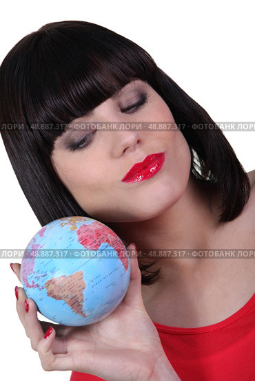 Woman holding a mini-globe. Стоковое фото, агентство Ingram Publishing / Фотобанк Лори