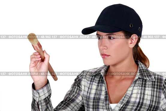 Woman holding a paintbrush. Стоковое фото, агентство Ingram Publishing / Фотобанк Лори