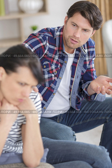 woman ignoring man after an argument. Стоковое фото, агентство Ingram Publishing / Фотобанк Лори