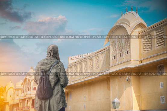 Woman in hijab against the background of the  Hawa Mahal . Стоковое фото, агентство Ingram Publishing / Фотобанк Лори