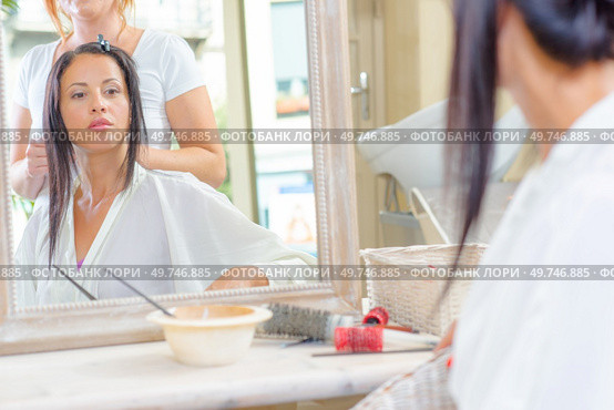 woman is checking the reflection. Стоковое фото, агентство Ingram Publishing / Фотобанк Лори