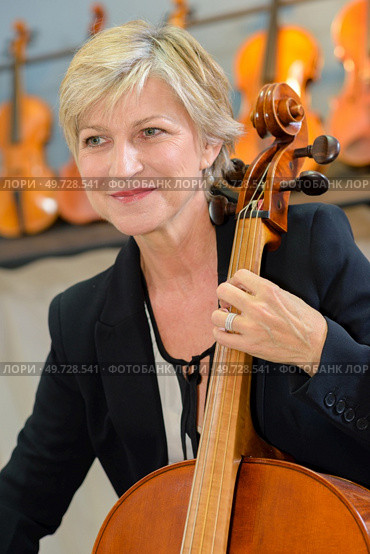 woman is playing the cello. Стоковое фото, агентство Ingram Publishing / Фотобанк Лори