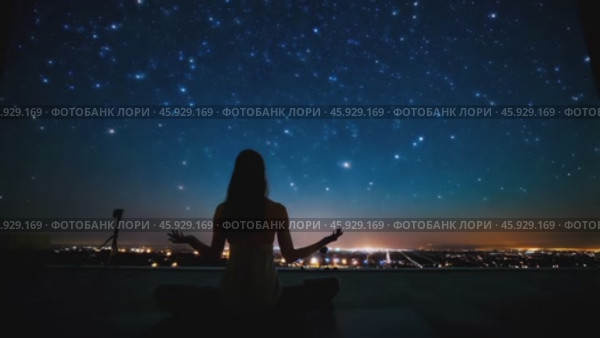 Woman meditating under starry night sky. Стоковое видео, видеограф Данил Руденко / Фотобанк Лори