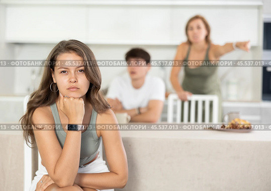 Woman mother and young guy during family quarrel accuse adult daughter. Стоковое фото, фотограф Яков Филимонов / Фотобанк Лори