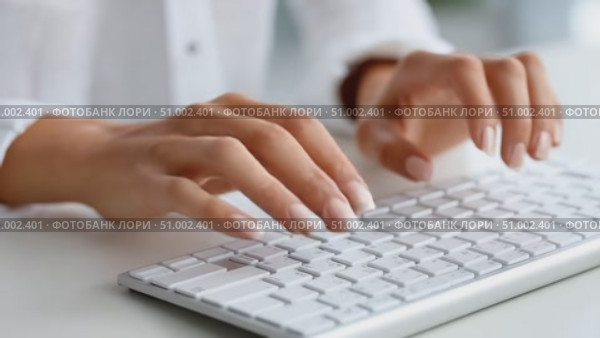 Woman office worker typing on white keyboard. Стоковое AI-видео, аниматор Юрий Поздников / Фотобанк Лори
