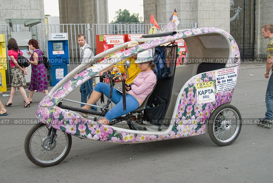 Woman on a trishaw expects the passenger. Moscow (2010 год). Редакционное фото, фотограф Сергей Буторин / Фотобанк Лори