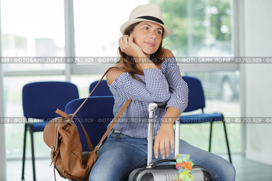 woman on the phone waiting at the airport. Стоковое фото, агентство Ingram Publishing / Фотобанк Лори