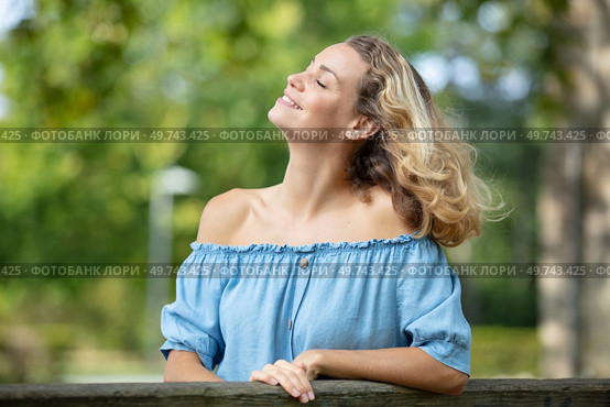 woman outdoors enjoys the breeze on her face. Стоковое фото, агентство Ingram Publishing / Фотобанк Лори