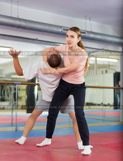 Woman performing chokehold move during self-defence training. Стоковое фото, фотограф Яков Филимонов / Фотобанк Лори