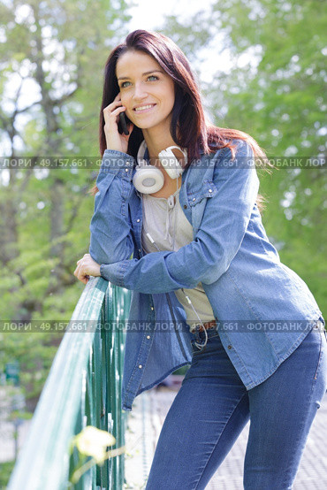 woman phoning in the nature. Стоковое фото, агентство Ingram Publishing / Фотобанк Лори