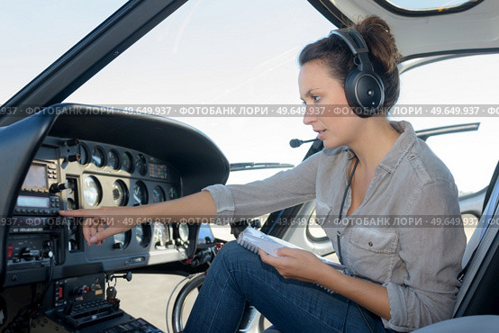 woman pilots flying a helicopter. Стоковое фото, агентство Ingram Publishing / Фотобанк Лори