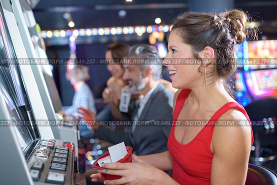 woman playing slot machines in the excalibur hotel and casino. Стоковое фото, агентство Ingram Publishing / Фотобанк Лори