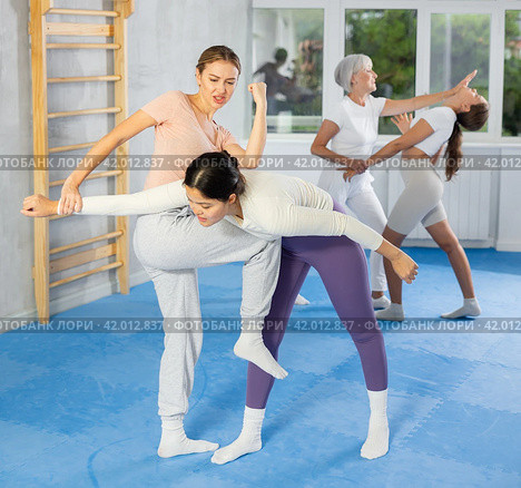Woman practicing wristlock with elbow and knee blows at self-defense training. Стоковое фото, фотограф Яков Филимонов / Фотобанк Лори