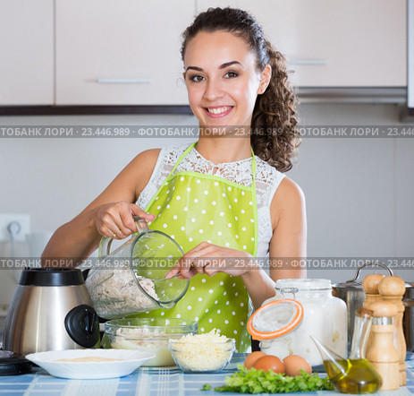 woman preparing chicken pate. Стоковое фото, фотограф Яков Филимонов / Фотобанк Лори