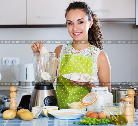 Woman preparing chicken pate. Стоковое фото, фотограф Яков Филимонов / Фотобанк Лори