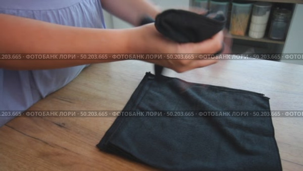 Woman reviewing microfiber car care cloths. Стоковое видео, видеограф Vadzim Yakubovich / Фотобанк Лори