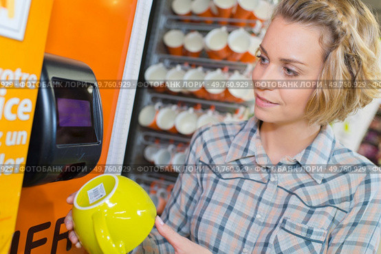 woman scanning barcode on product at hardware store. Стоковое фото, агентство Ingram Publishing / Фотобанк Лори