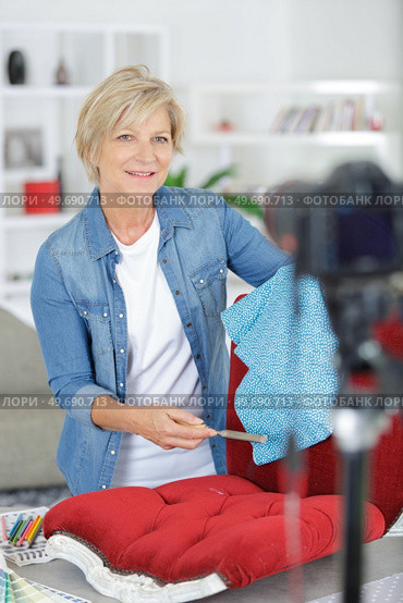 woman showing camera how to fix a chair. Стоковое фото, агентство Ingram Publishing / Фотобанк Лори