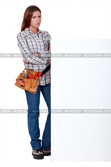 Woman standing behind a wall. Стоковое фото, агентство Ingram Publishing / Фотобанк Лори