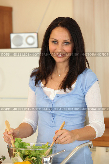 Woman tossing salad. Стоковое фото, агентство Ingram Publishing / Фотобанк Лори