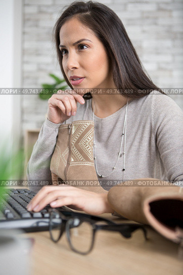 woman unsatisfied with internet order receiving bad shoes. Стоковое фото, агентство Ingram Publishing / Фотобанк Лори