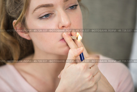 woman uses a lighter to light cigarette. Стоковое фото, агентство Ingram Publishing / Фотобанк Лори