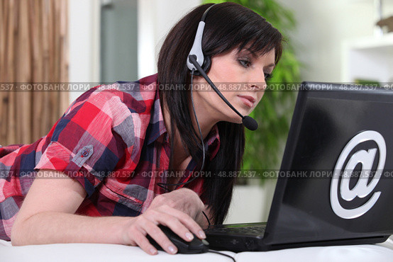 Woman using VOIP. Стоковое фото, агентство Ingram Publishing / Фотобанк Лори