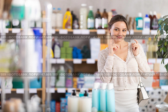 Woman wanders around store, looking at display cases. Стоковое фото, фотограф Яков Филимонов / Фотобанк Лори
