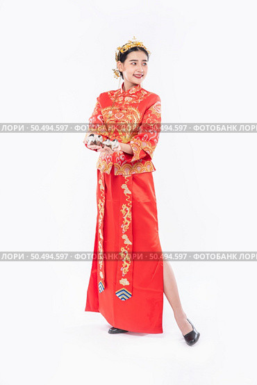 Woman wear Cheongsam suit and black shoe ready to give the gift money to relative. Стоковое фото, агентство Ingram Publishing / Фотобанк Лори