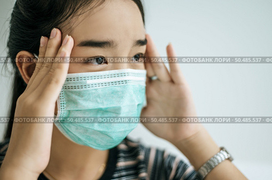 Woman wearing a striped shirt, wearing a mask and a handle on the tail of the eyebrows. Стоковое фото, агентство Ingram Publishing / Фотобанк Лори