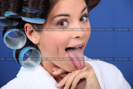 woman wearing hair rollers pulling silly face. Стоковое фото, агентство Ingram Publishing / Фотобанк Лори