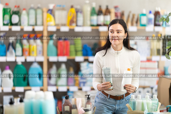 woman went to a hardware store in Spain for suntan products and SPF. Стоковое фото, фотограф Яков Филимонов / Фотобанк Лори