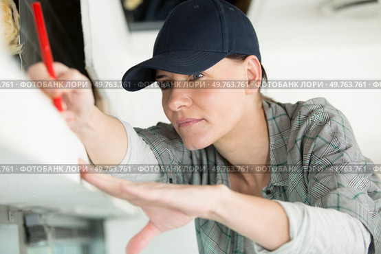 woman window setter marking the measurements. Стоковое фото, агентство Ingram Publishing / Фотобанк Лори