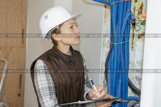 woman with clipboard inspecting interior work site. Стоковое фото, агентство Ingram Publishing / Фотобанк Лори
