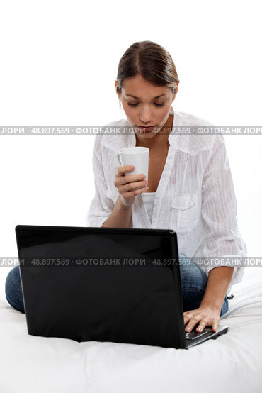 Woman with computer and coffee. Стоковое фото, агентство Ingram Publishing / Фотобанк Лори