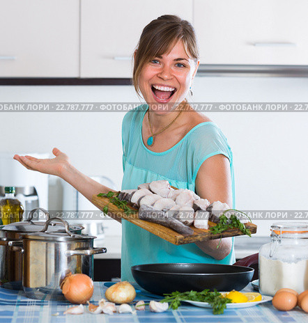 Woman with fish and frying pan at kitchen. Стоковое фото, фотограф Яков Филимонов / Фотобанк Лори
