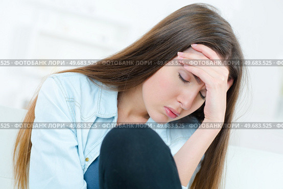 woman with head pain at home. Стоковое фото, агентство Ingram Publishing / Фотобанк Лори