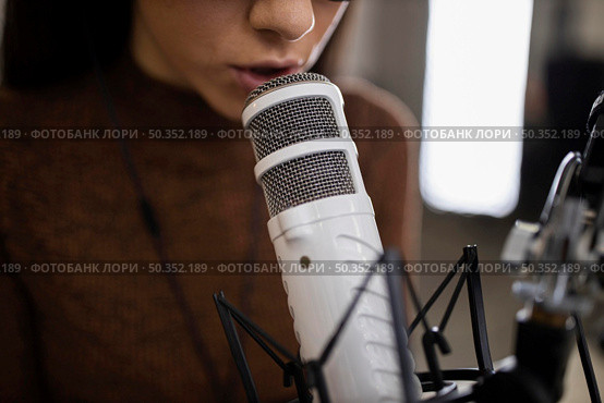 woman with microphone doing radio show. Стоковое фото, агентство Ingram Publishing / Фотобанк Лори